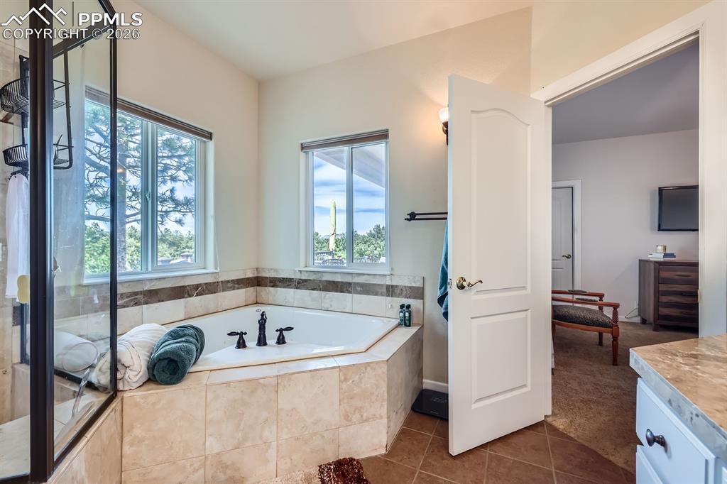 Image 26 of 50: Bathroom