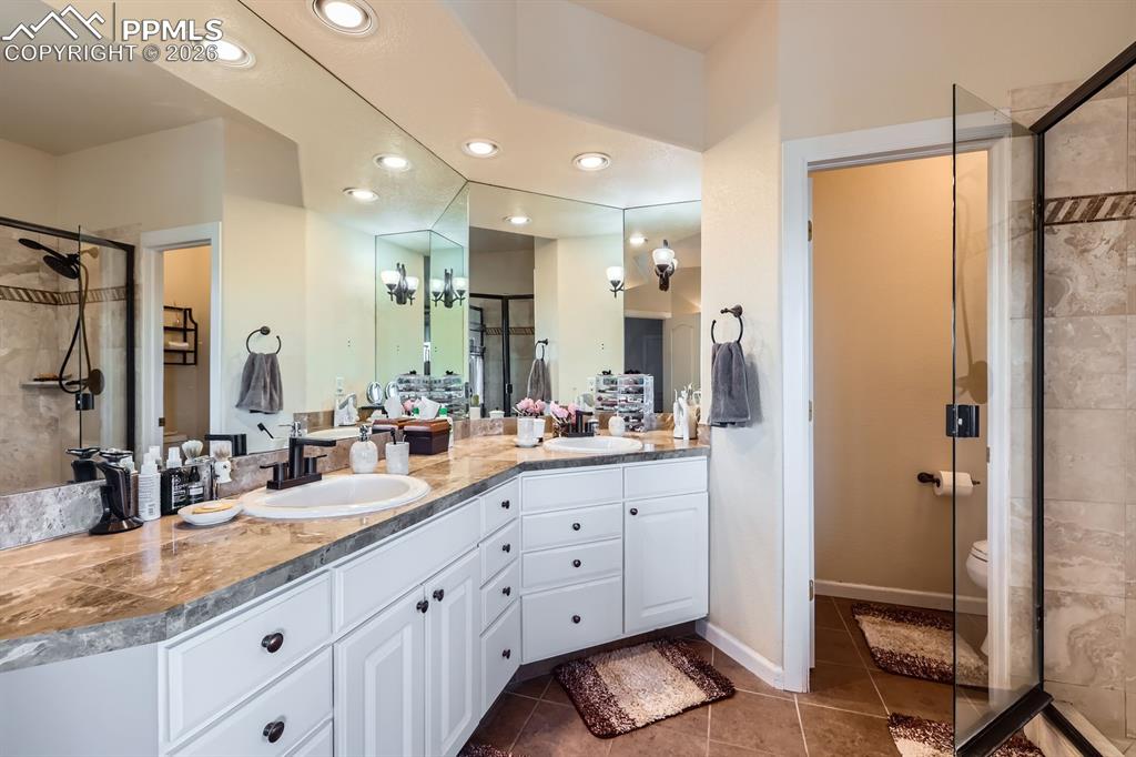 Image 27 of 50: Bathroom