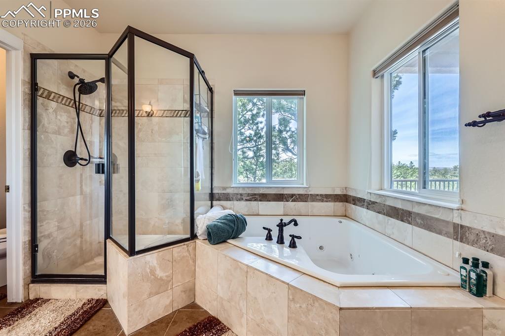 Image 28 of 50: Bathroom