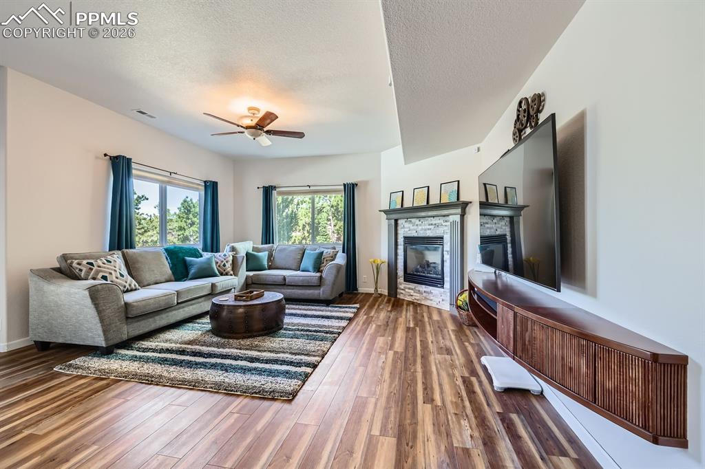 Image 30 of 50: Living Room