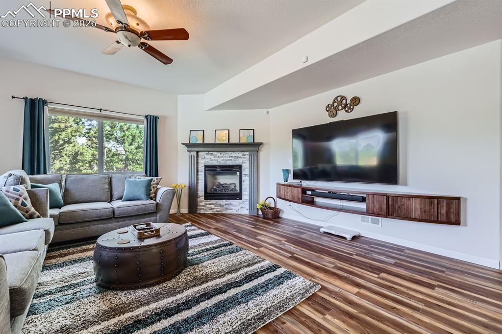 Image 31 of 50: Living Room