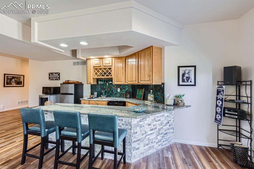 Image 33 of 50: Kitchen