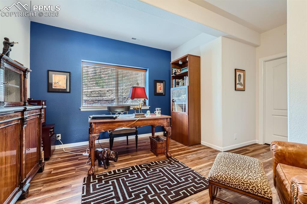 Image 36 of 50: Office