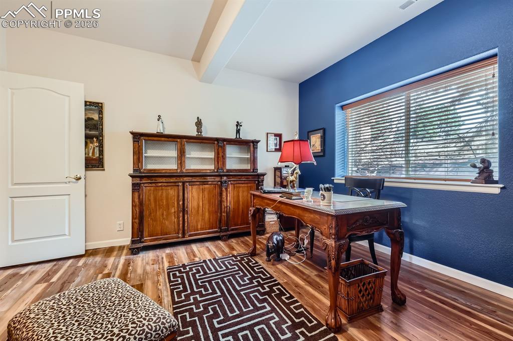 Image 37 of 50: Office