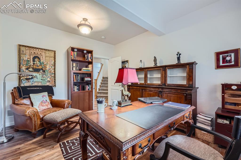 Image 38 of 50: Office