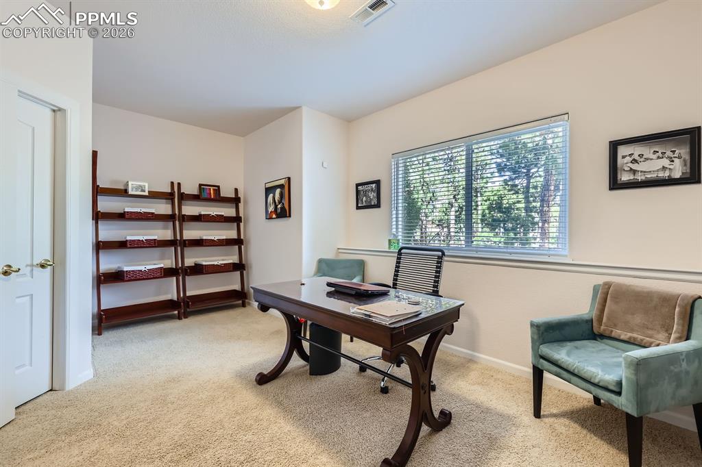 Image 42 of 50: Office