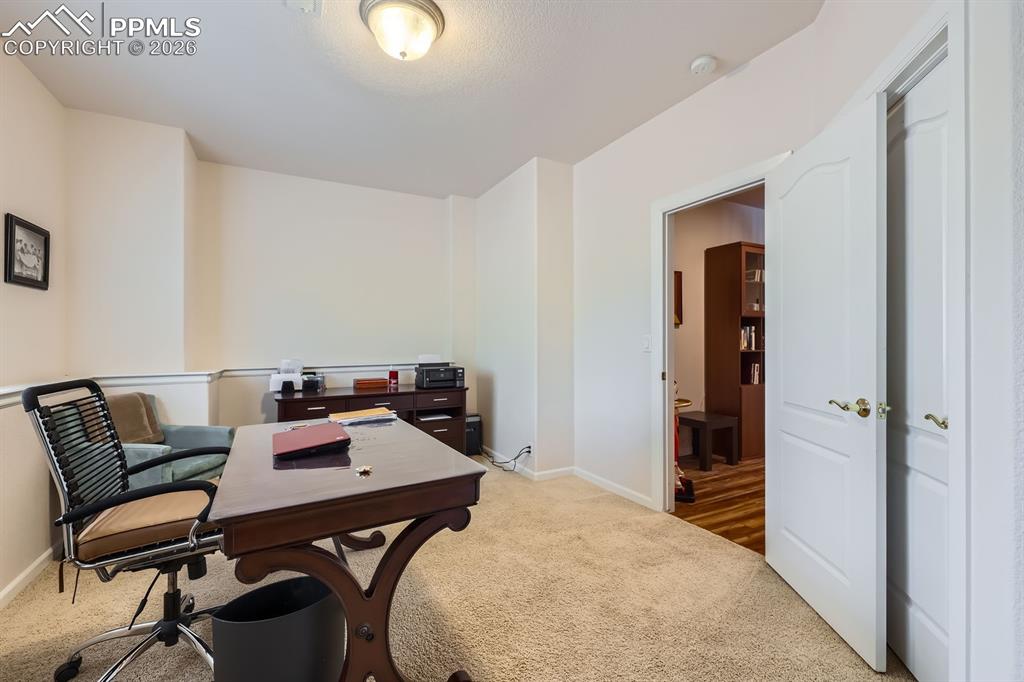 Image 43 of 50: Office