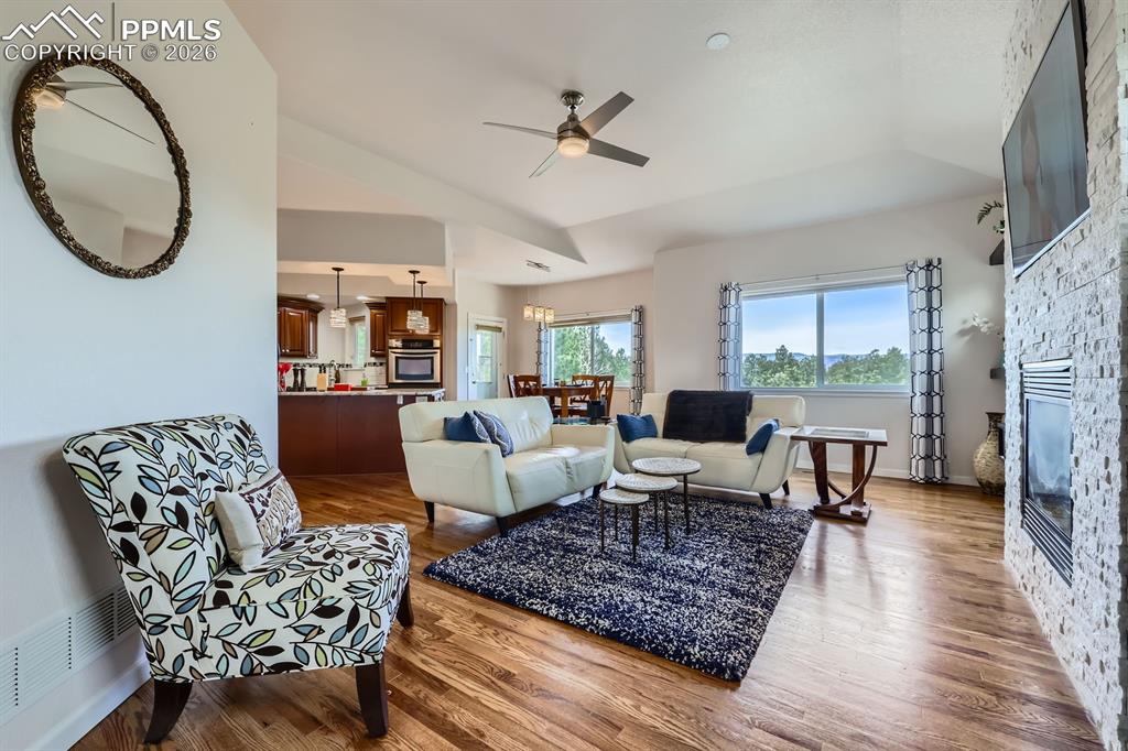 Image 9 of 50: Living Room