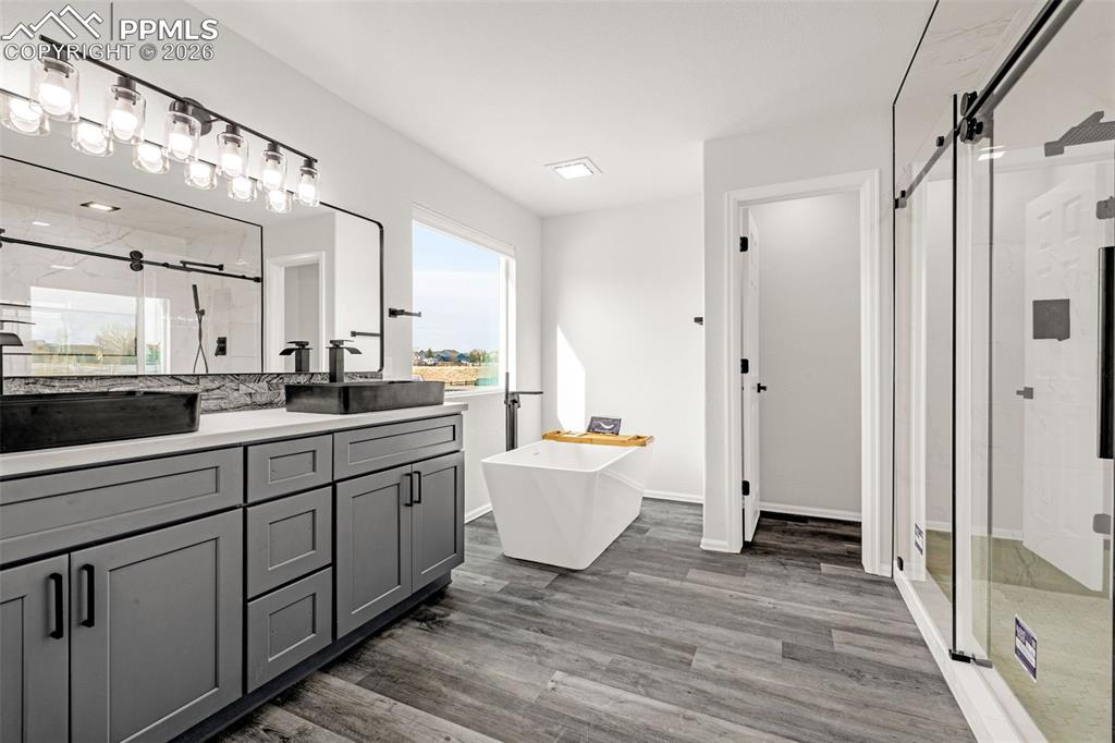 Image 11 of 49: Bathroom