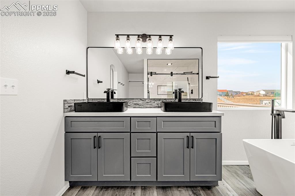 Image 13 of 49: Bathroom