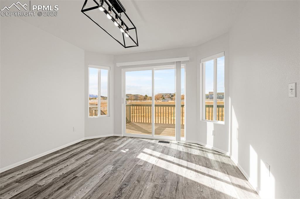 Image 17 of 49: Dining Area