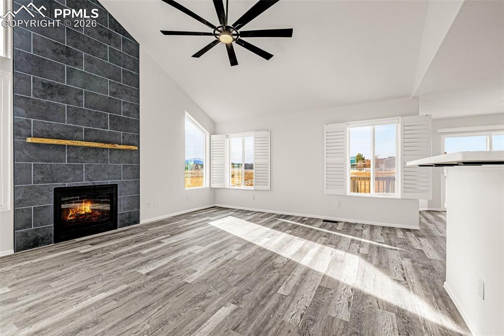 Image 20 of 49: Living Room