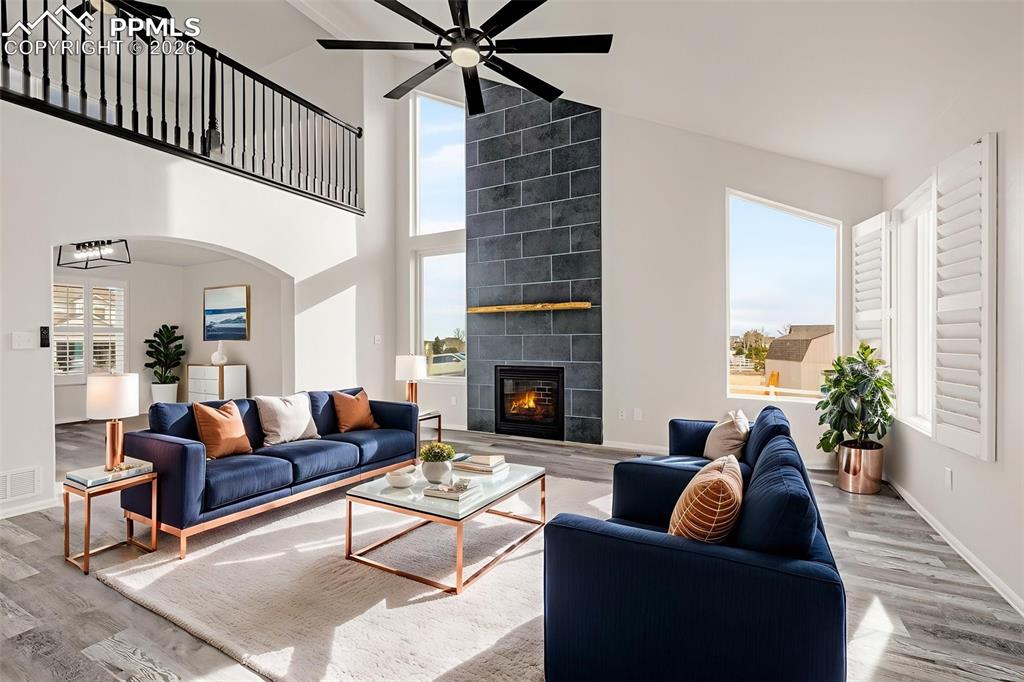 Image 21 of 49: Living Room