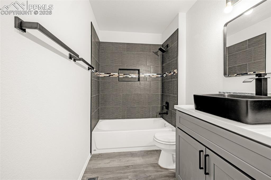 Image 37 of 49: Bathroom