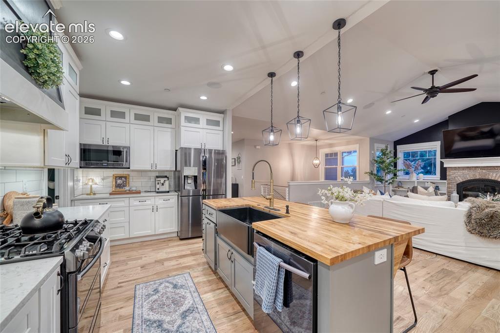 Image 10 of 50: Kitchen
