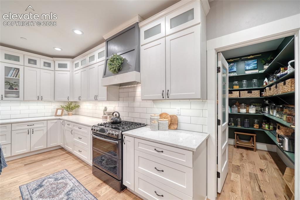 Image 11 of 50: Kitchen