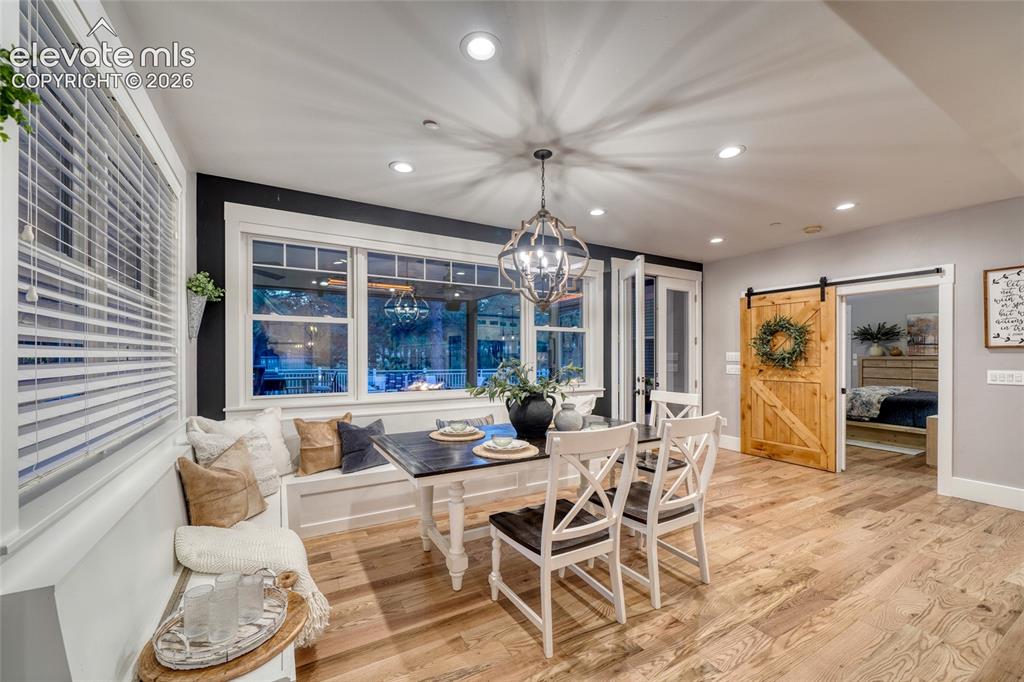 Image 14 of 50: Dining Area