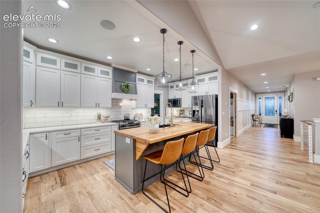 Image 8 of 50: Kitchen