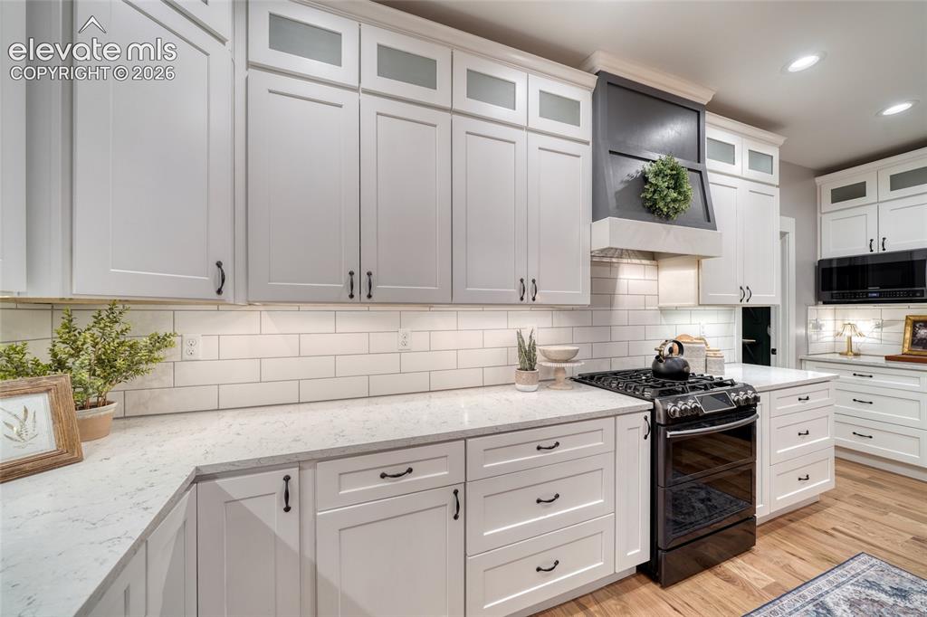 Image 9 of 50: Kitchen