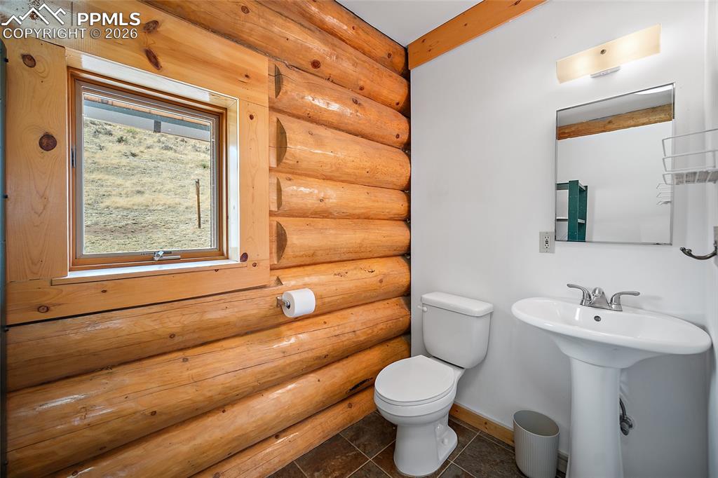 Image 17 of 28: Bathroom