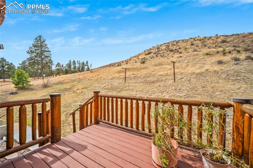 Image 25 of 28: Deck