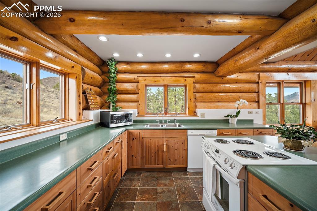 Image 6 of 28: Kitchen