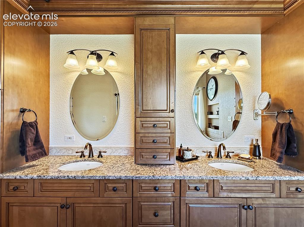 Image 23 of 48: Bathroom