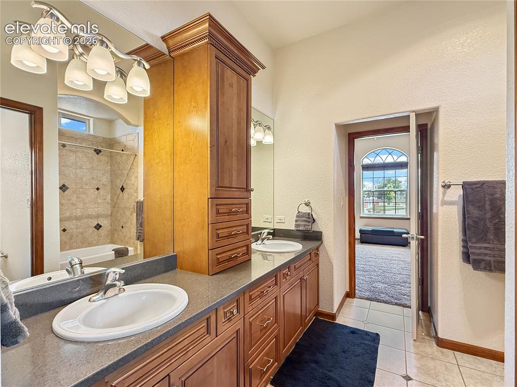 Image 29 of 48: Bathroom
