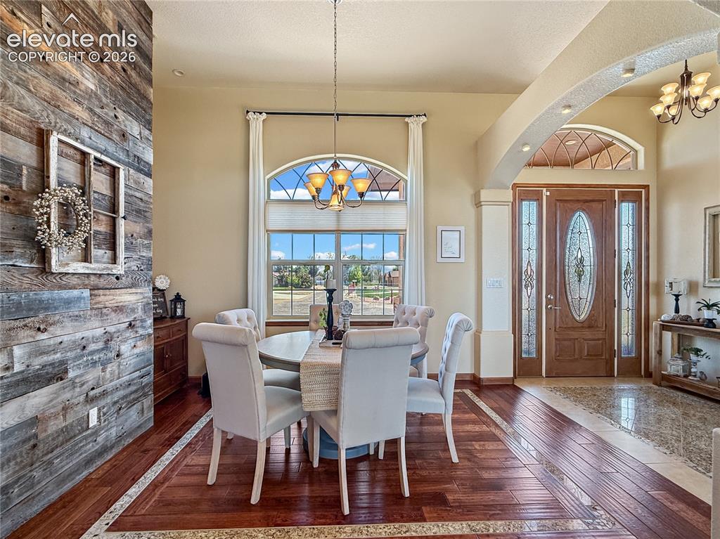 Image 9 of 48: Dining Area