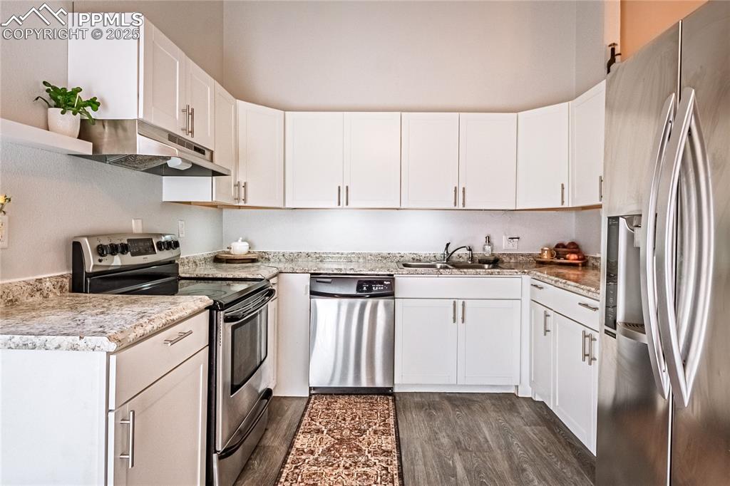 Image 14 of 48: Kitchen