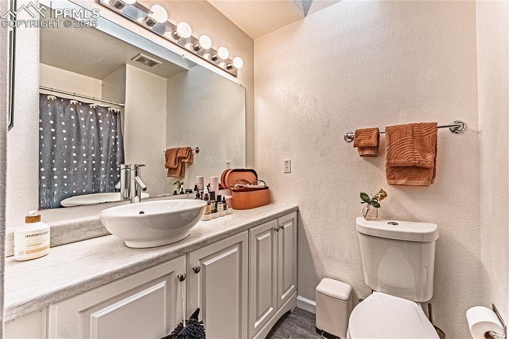 Image 20 of 48: Bathroom