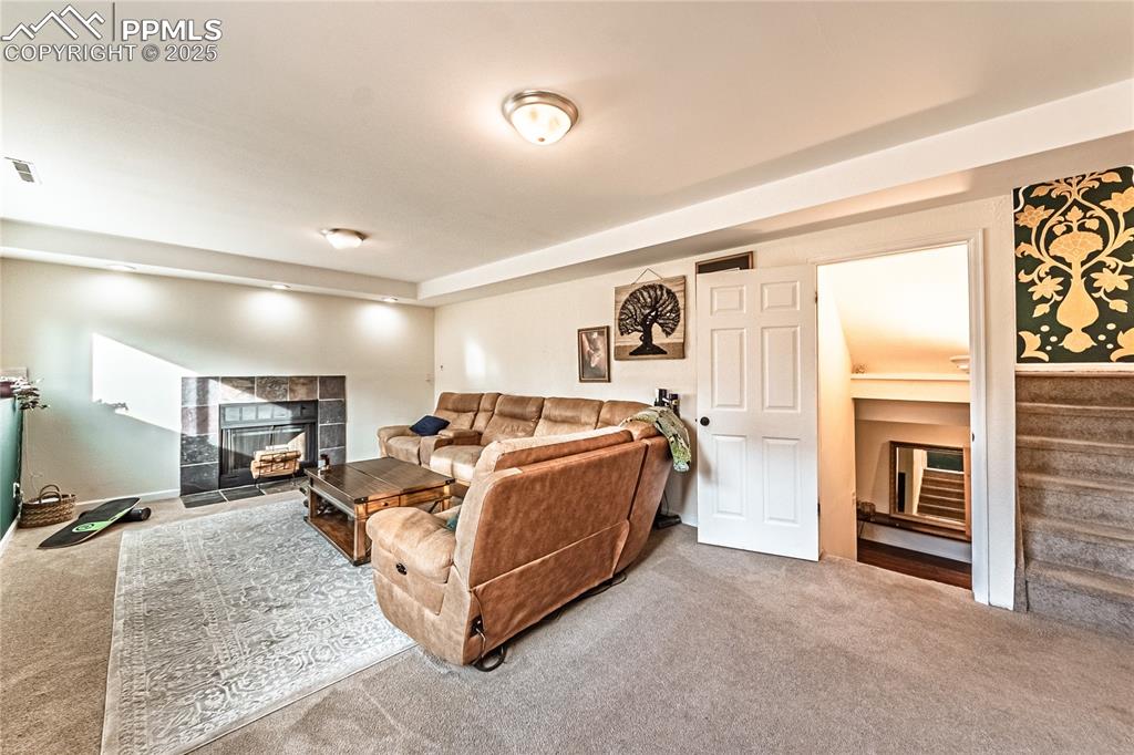 Image 28 of 48: Living Room