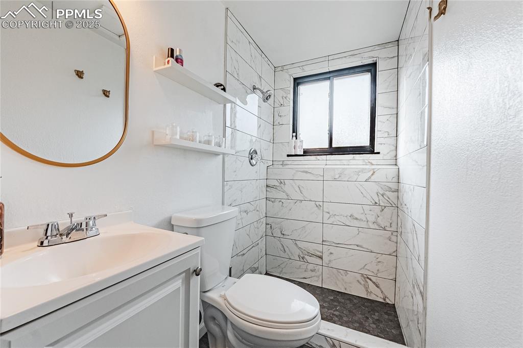 Image 35 of 48: Bathroom