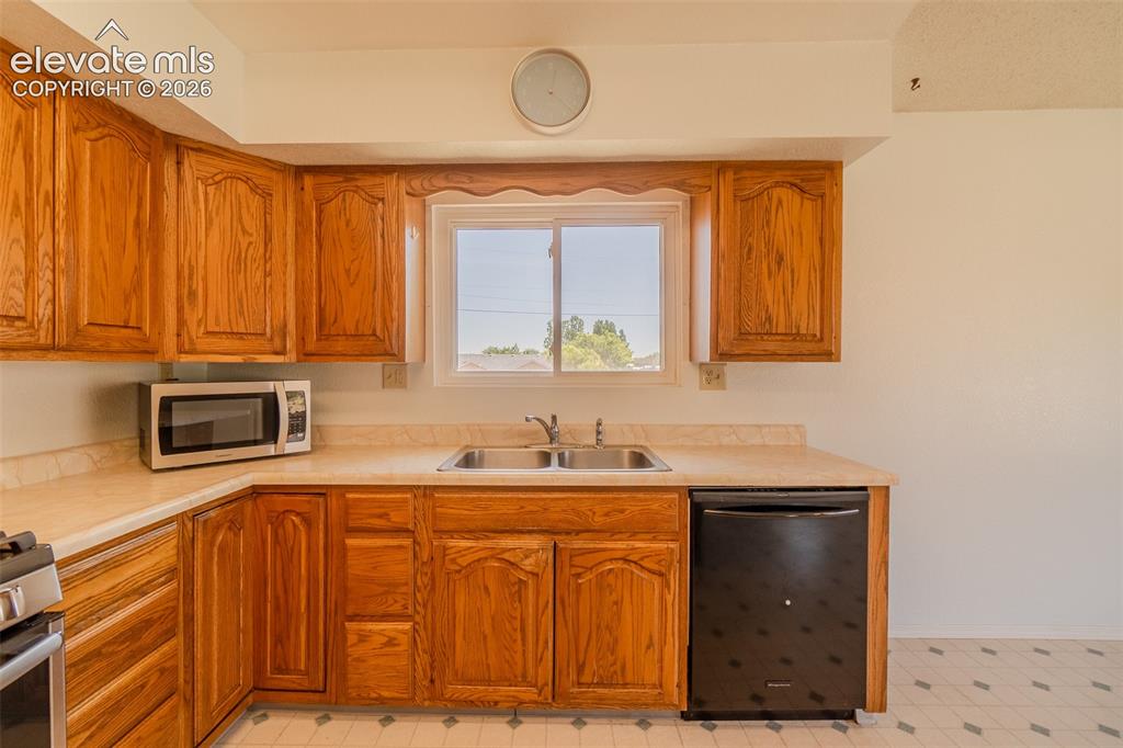 Image 10 of 49: Kitchen