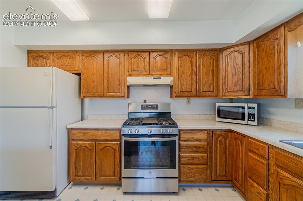 Image 11 of 49: Kitchen