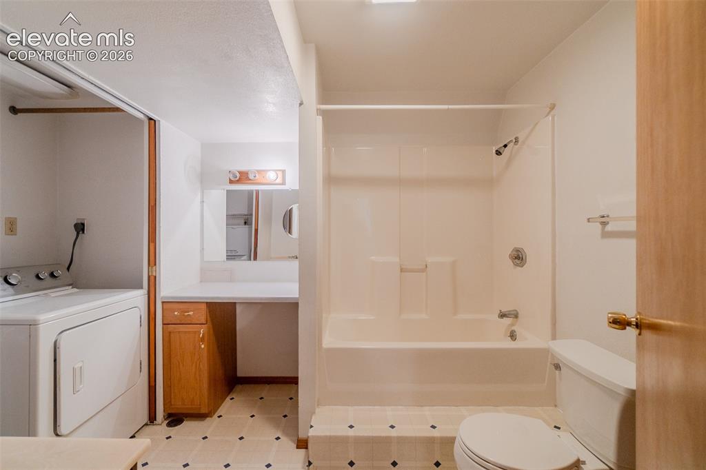 Image 26 of 49: Bathroom