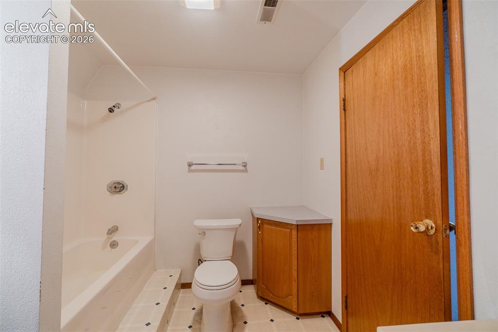 Image 27 of 49: Bathroom