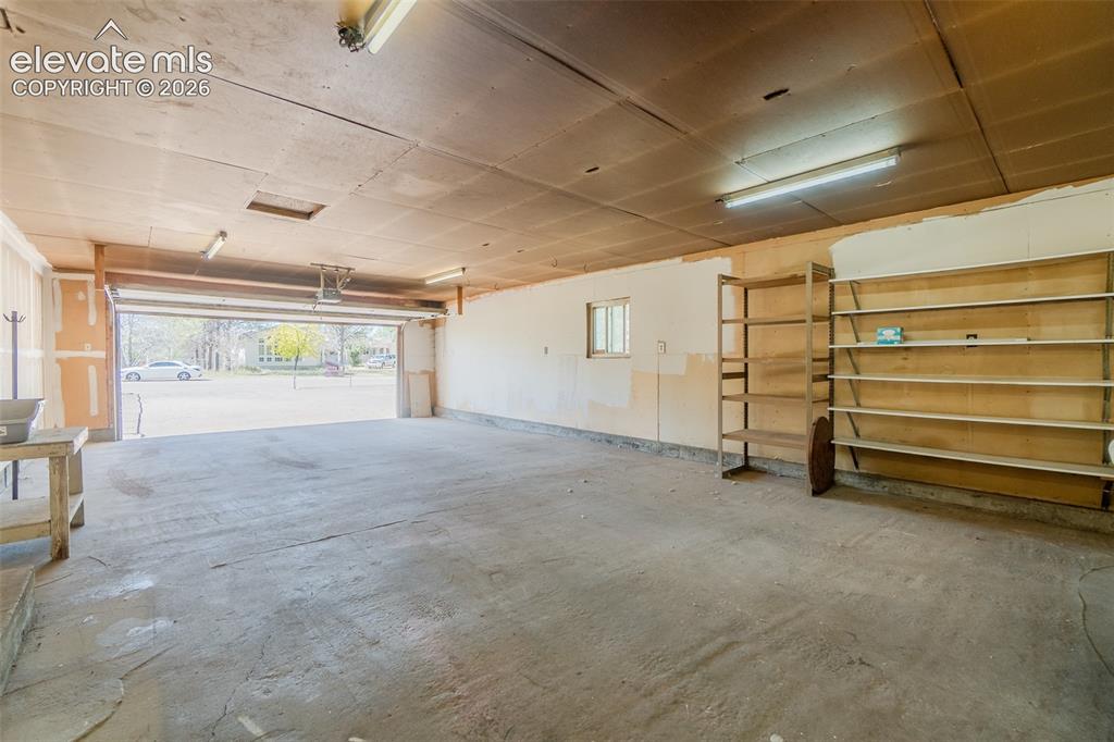 Image 43 of 49: Garage