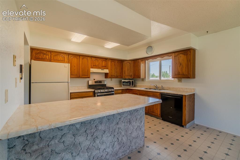 Image 7 of 49: Kitchen