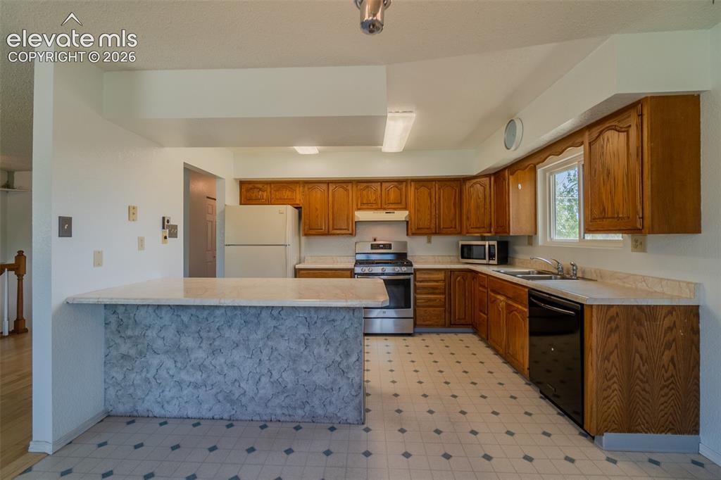 Image 8 of 49: Kitchen