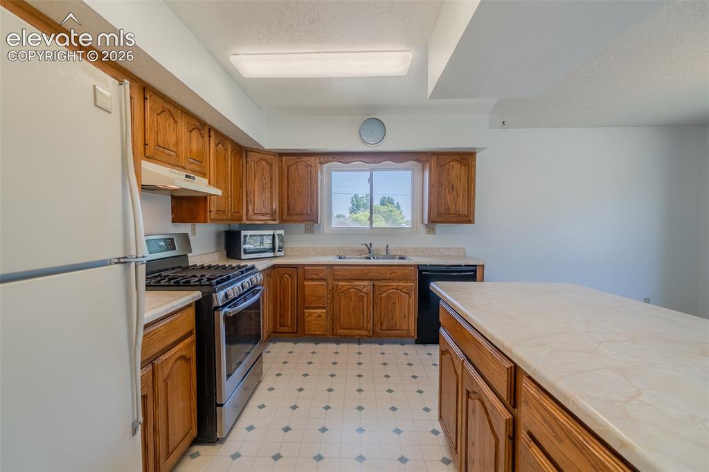 Image 9 of 49: Kitchen
