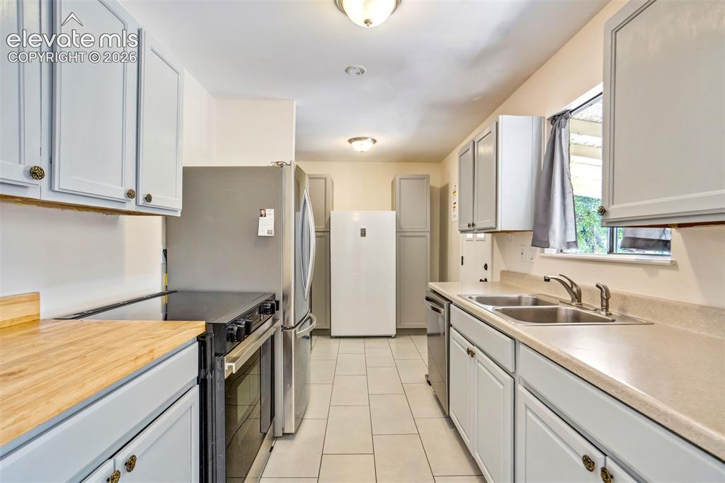 Image 13 of 39: Kitchen