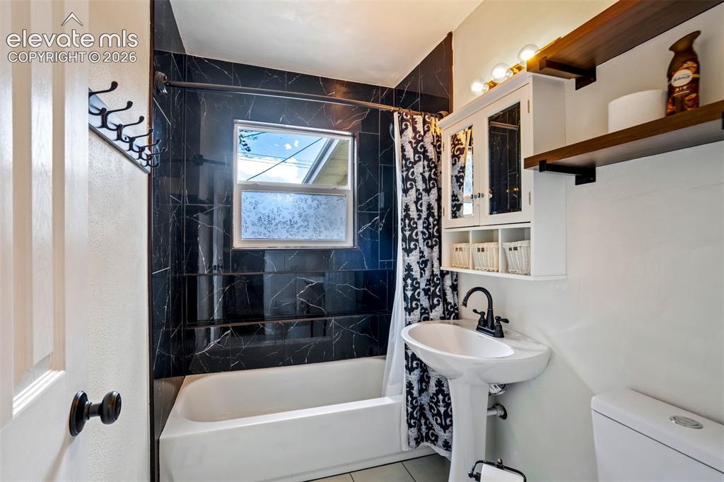 Image 20 of 39: Bathroom