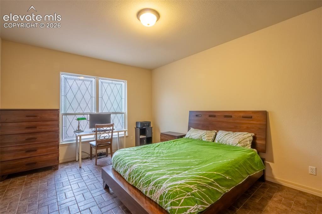 Image 19 of 49: Flex/office/non-conforming bedroom - main floor