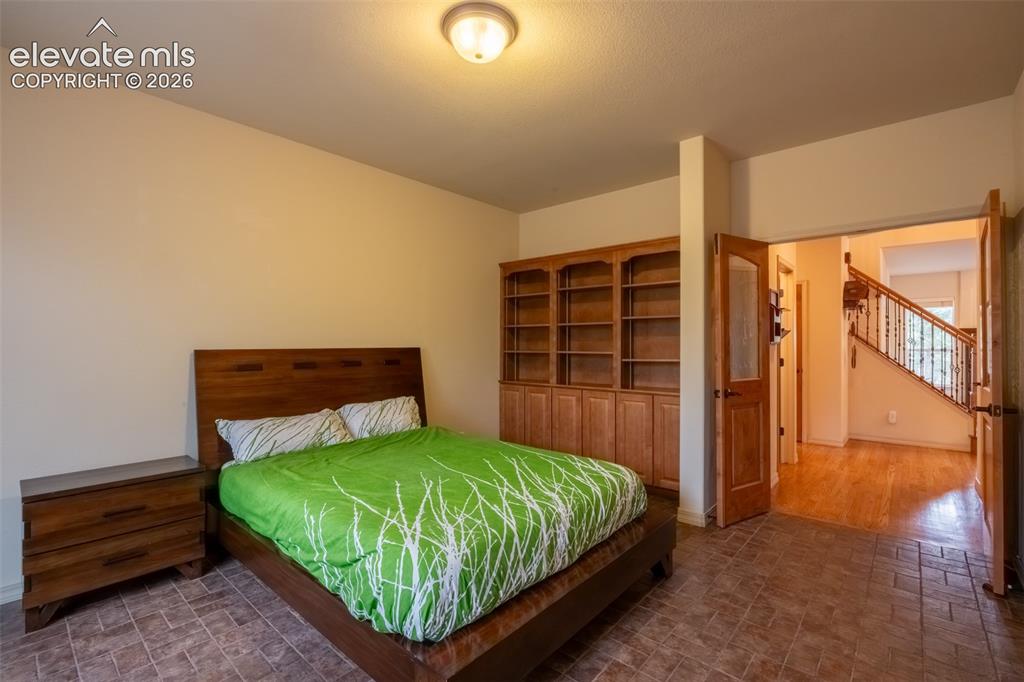 Image 20 of 49: Flex/office/non-conforming bedroom - main floor