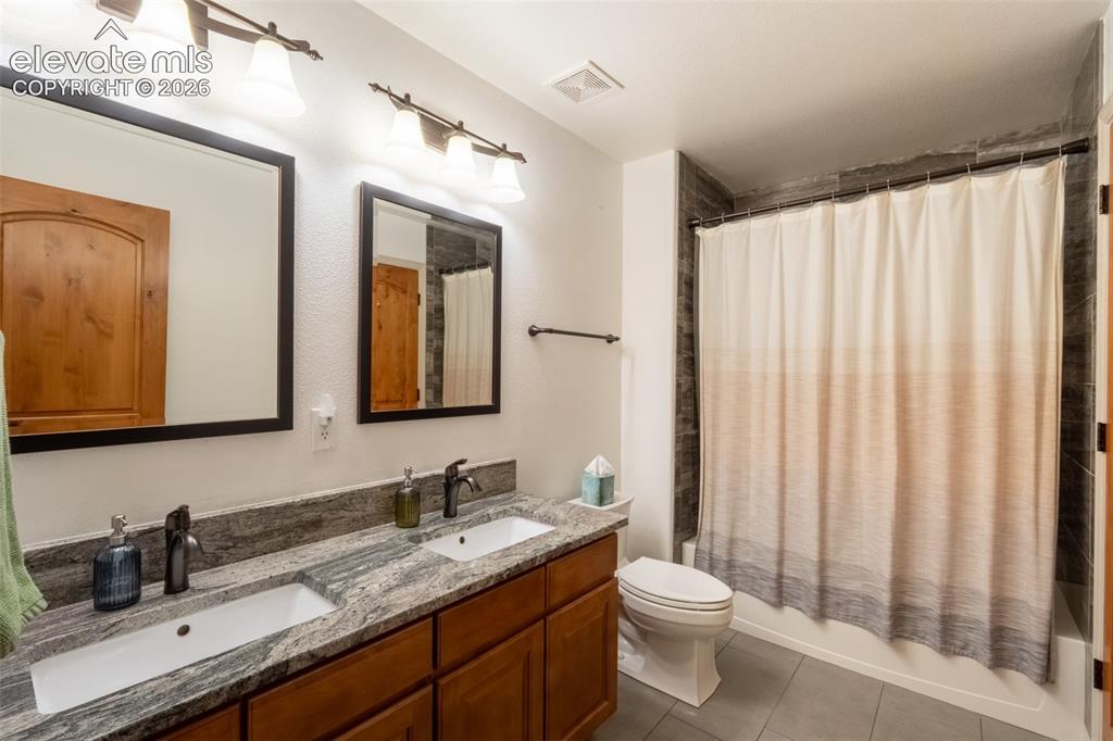 Image 33 of 49: Full Jack and Jill bath (3) - upper level