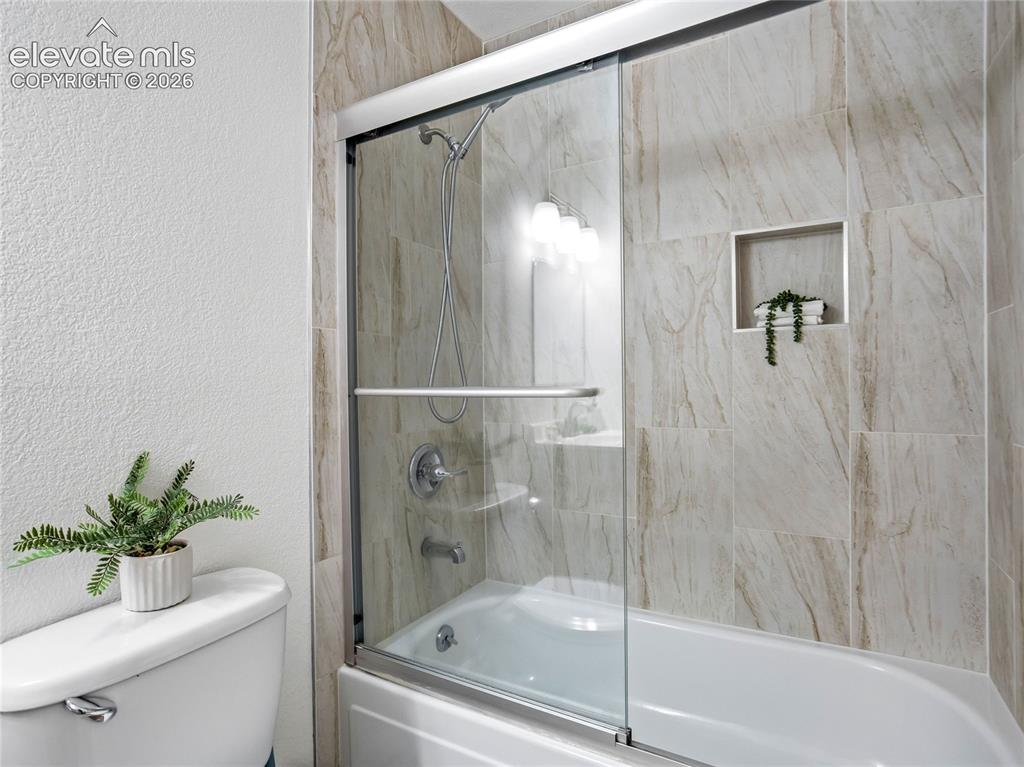 Image 22 of 33: Bathroom