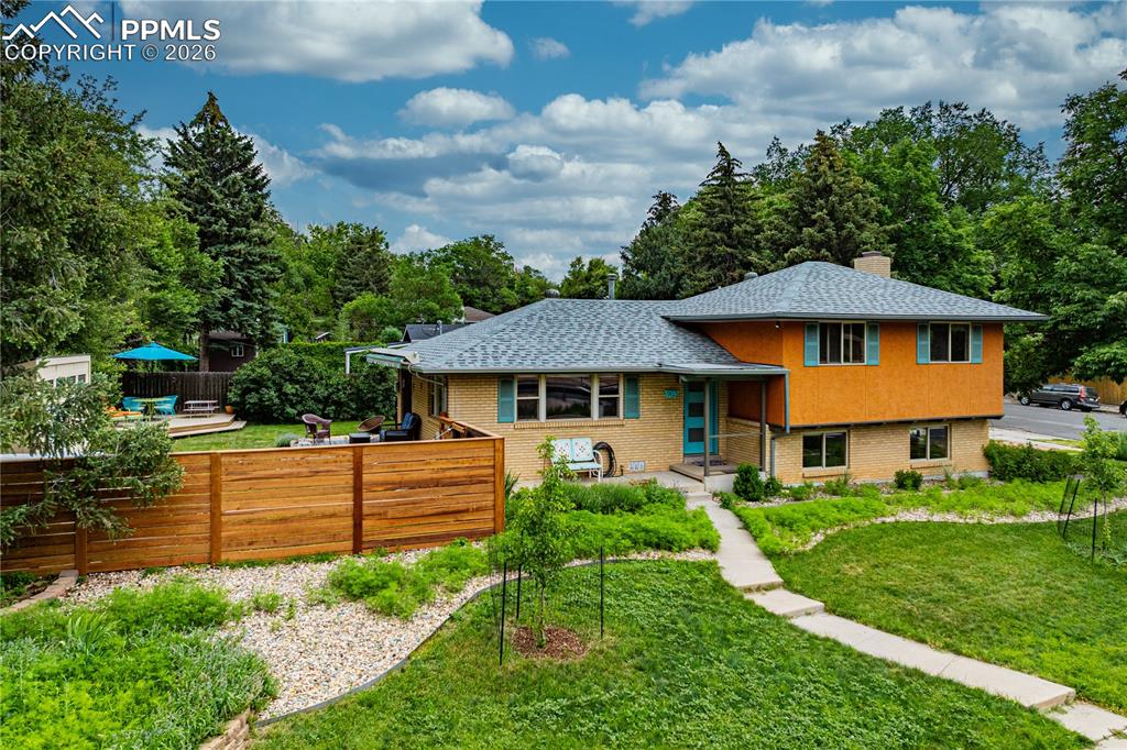 Image 17 of 36: Back of Structure