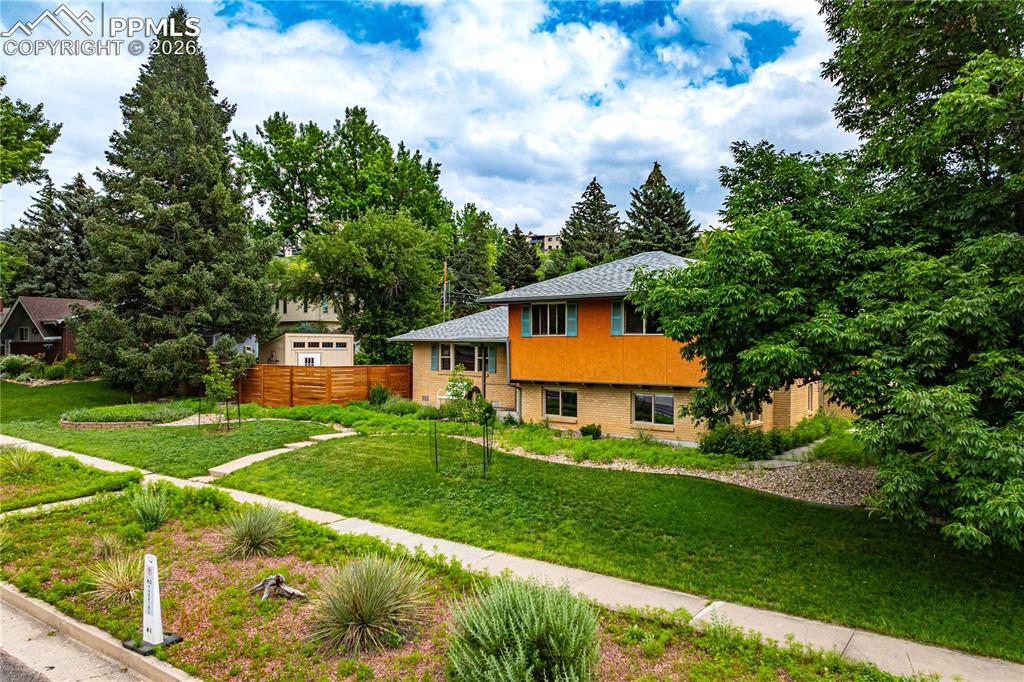 Image 19 of 36: Back of Structure