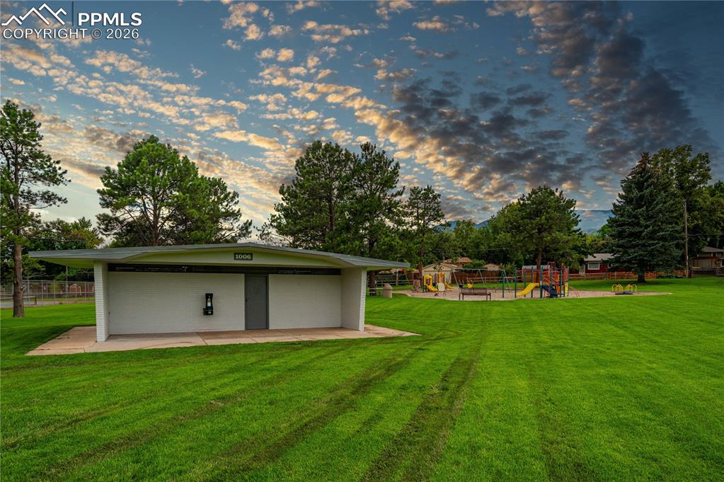 Image 26 of 36: Yard